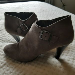 Super cute Fioni buckle ankle booties